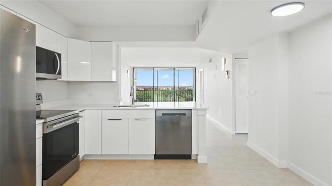 Building Photo - 900 Cove Cay Dr