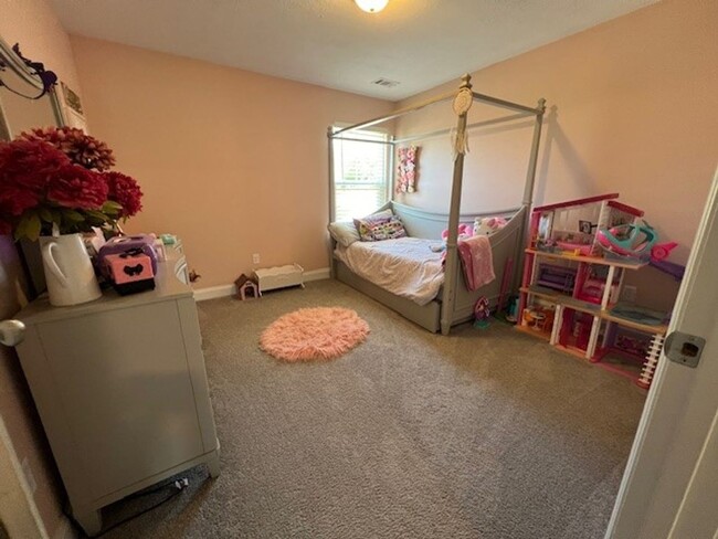 Building Photo - 4 Bedroom, 2.5 Bath Right off Exit 175
