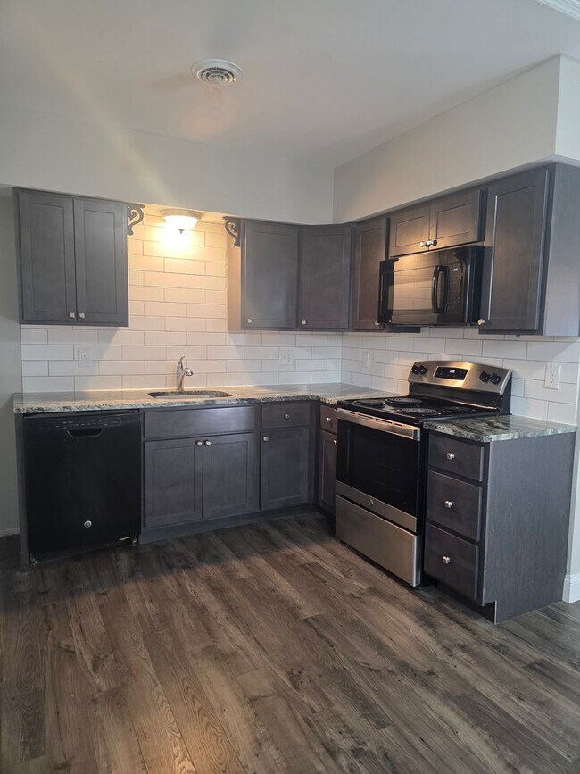 Building Photo - 2nd floor Apartment in Townsend