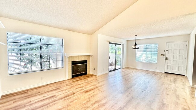 Building Photo - Beautiful, End Unit Condo, in the Very Des...