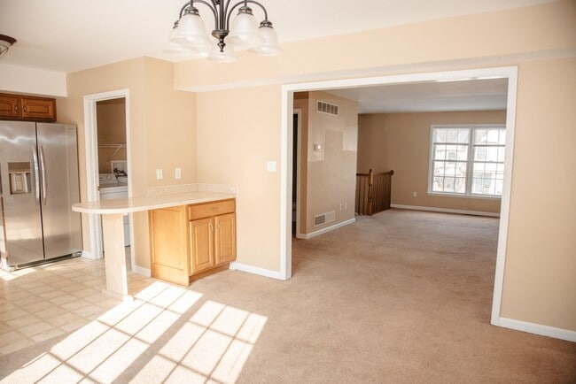 Building Photo - 465 Sunday Dr