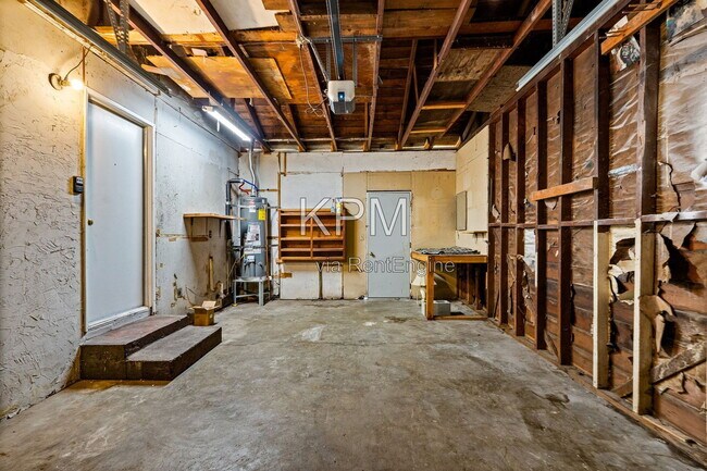 Building Photo - 527 N Lillian Ave