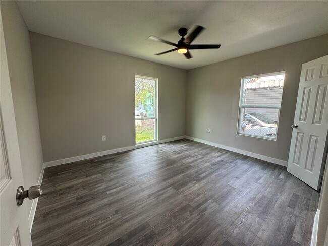 Building Photo - 1406 3rd St