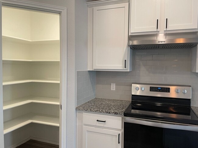 Building Photo - Available Now | Modern Single-Story 3 Bed, 2 Bath | Separate Office/Den | Big Yard | Pet Restrict...