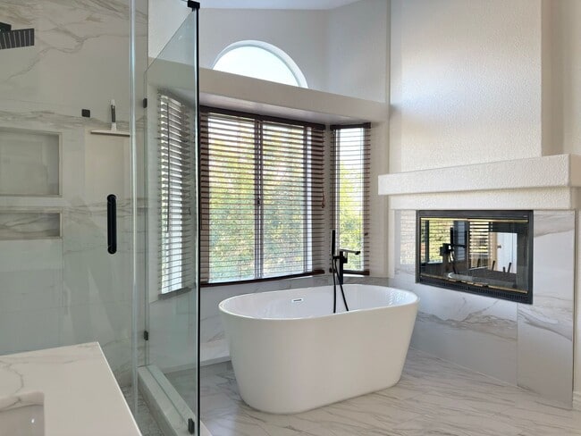 Building Photo - Spacious Home in Santa Fe Hills