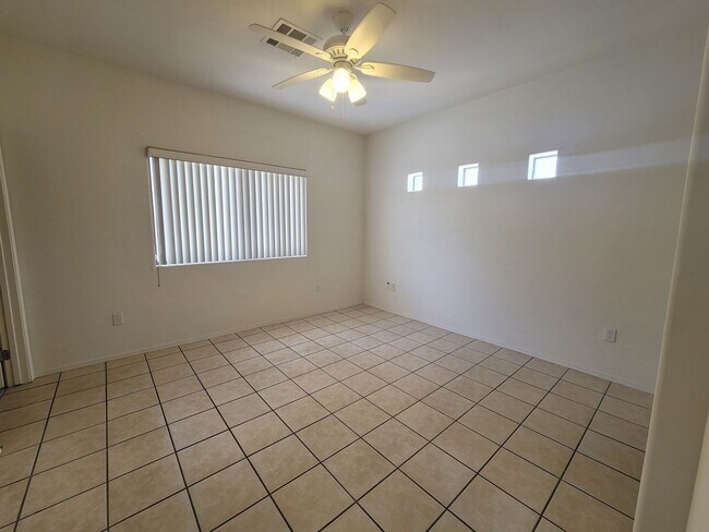 Building Photo - ucarrow107