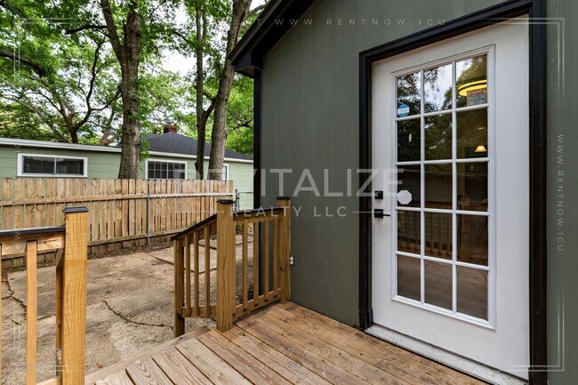 Building Photo - HALF-OFF DEPOSIT SPECIAL! Furnished 2 Bedr...
