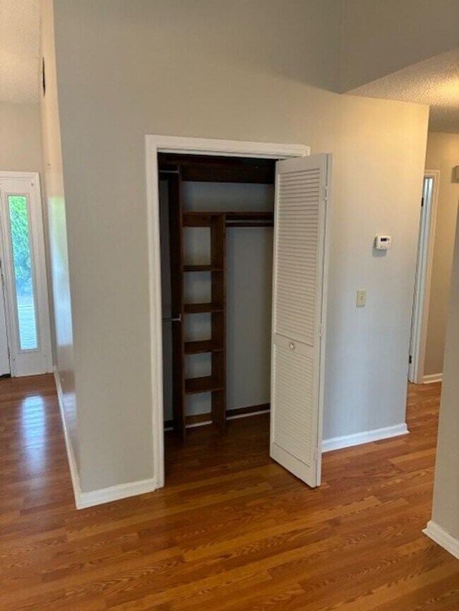 Building Photo - 114 N Woodvalley Dr