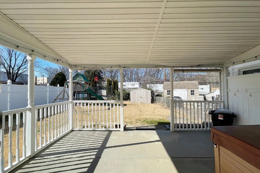 Porch in the back - 8708 Hargrave St