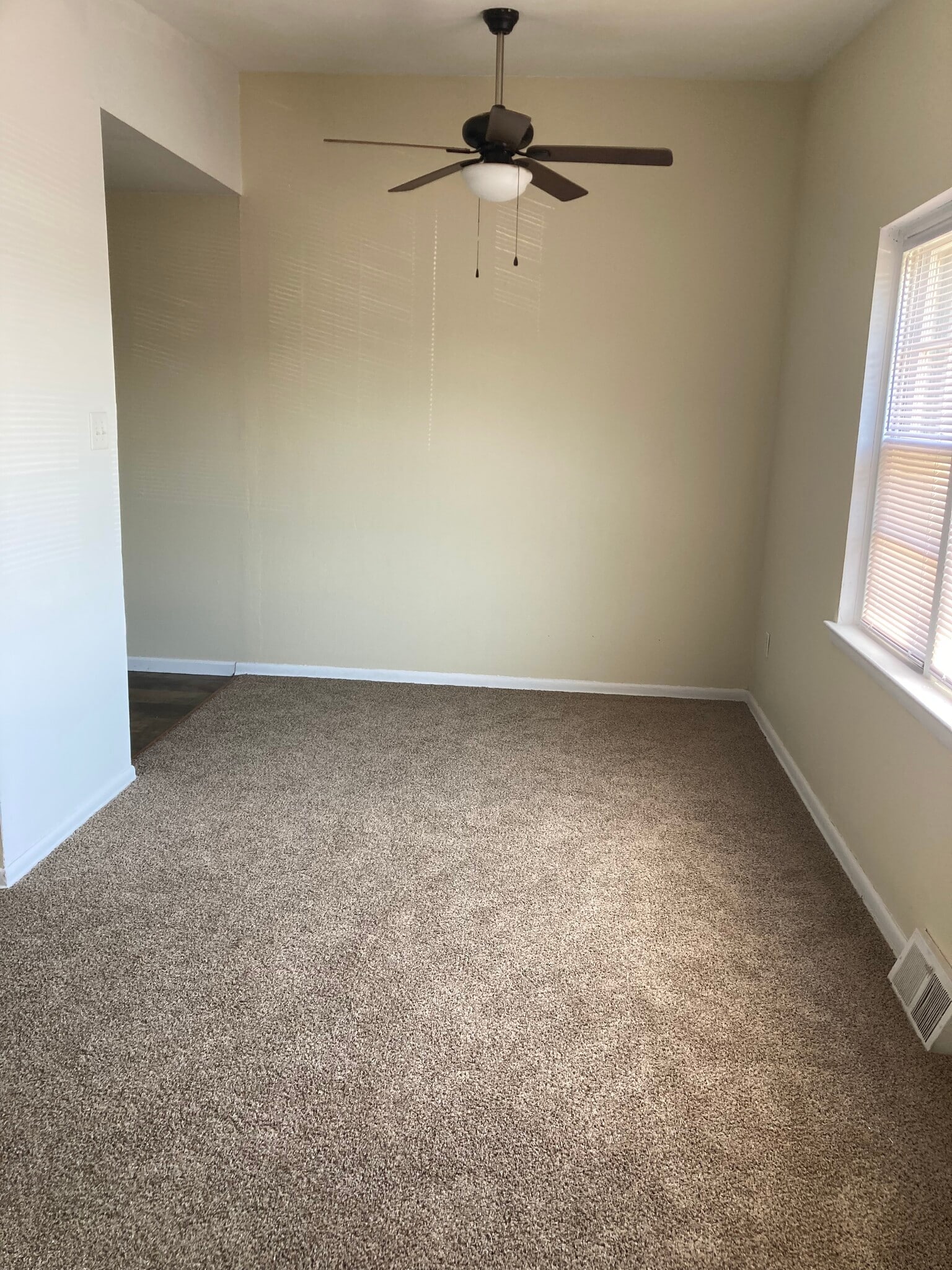 Dining area - 1801 Beyer Ave