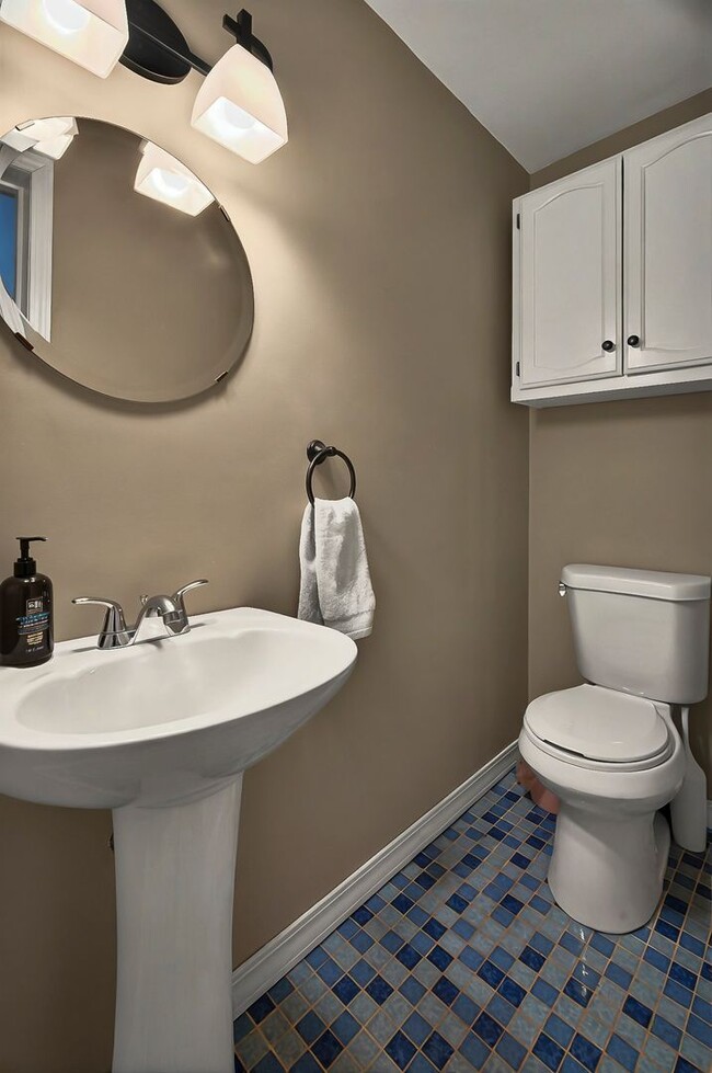 Building Photo - Move In Ready! 5 bedroom 3.5 bath near Was...