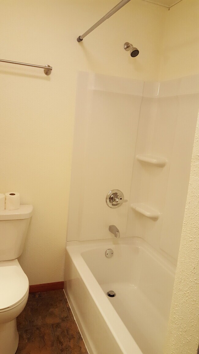 Building Photo - 212 E 5th