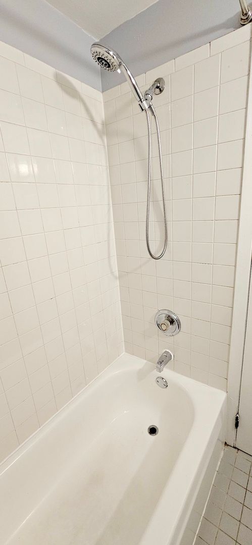 Building Photo - 2444 W Homer St