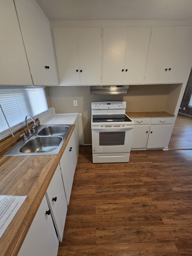 Building Photo - 3 bed 1.5 bath home, large backyard!