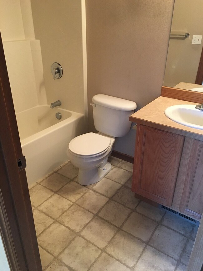 Building Photo - Spacious 3 Bed / 2 Bath - First Month's Rent Half-Off