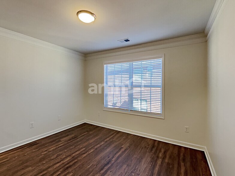 Building Photo - 979 Park Knoll Ct NE
