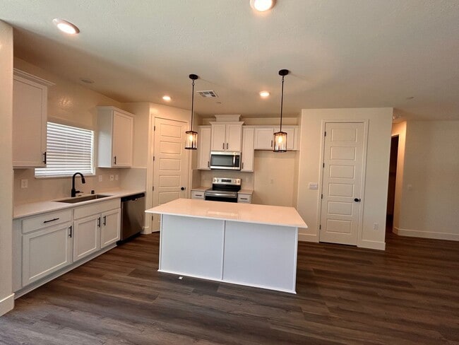 Building Photo - Beautiful Brand New home for rent in Visalia!