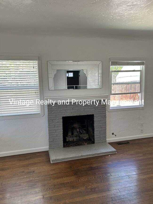 Building Photo - Updated 2 Bedroom Classic Home That's Ready To Go!!!