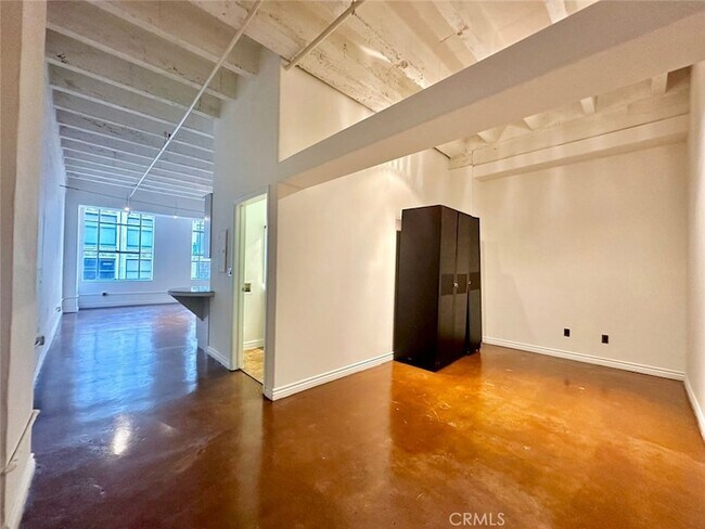 Building Photo - 312 W 5th St
