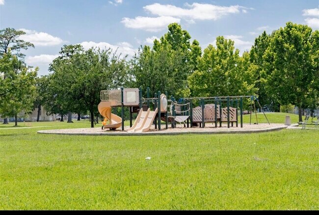 Building Photo - 718 Redwing Park Dr