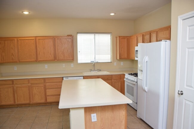 Building Photo - BEAUTIFUL 4 BEDROOM, 2.5 BATH SINGLE-FAMIL...