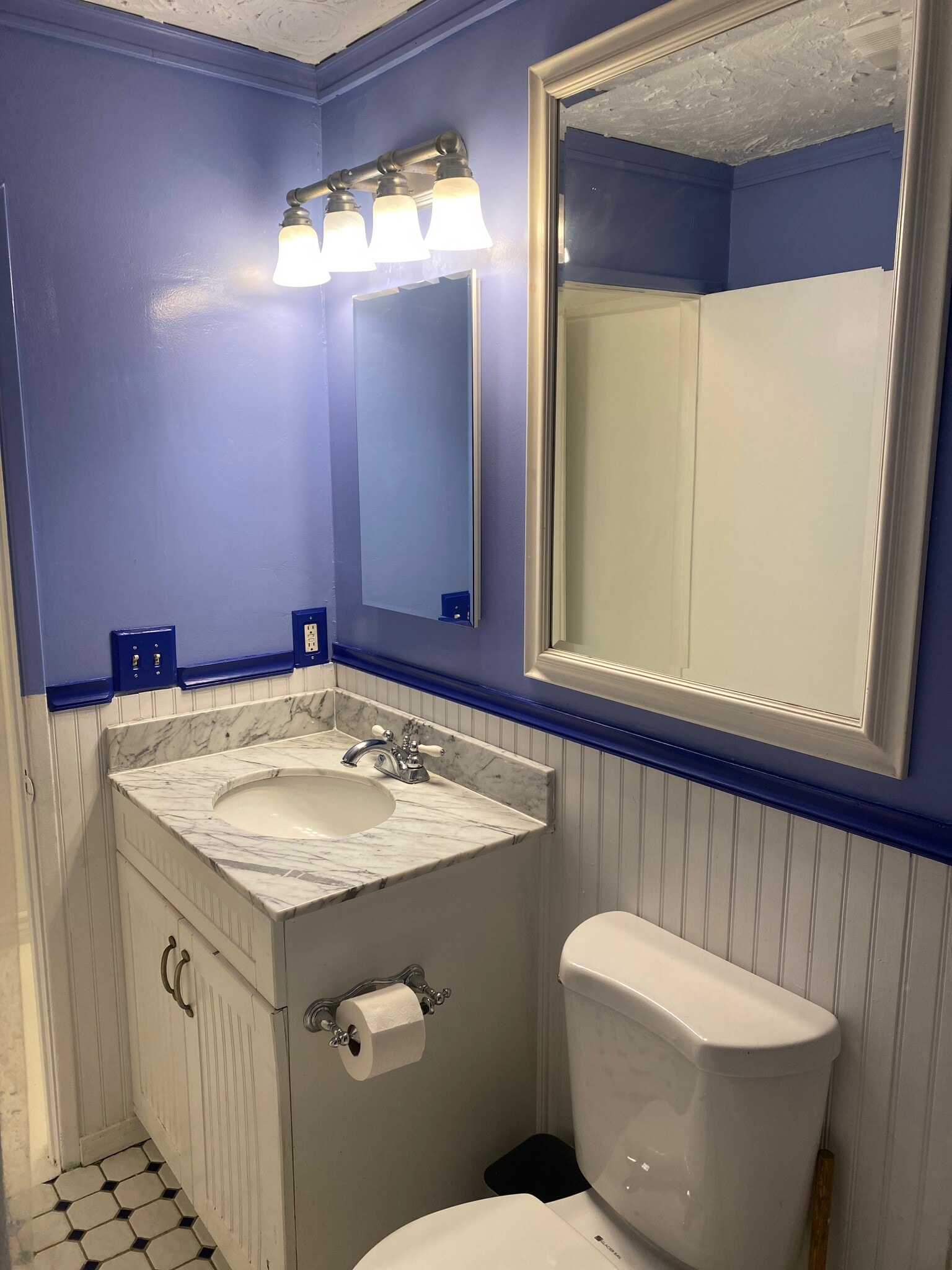 Fully equipped bathroom - 227 Bay St