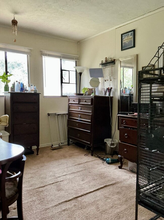 Building Photo - 3 Bedroom 1 Bath Near UGA and 5 Points! Available August 10th!