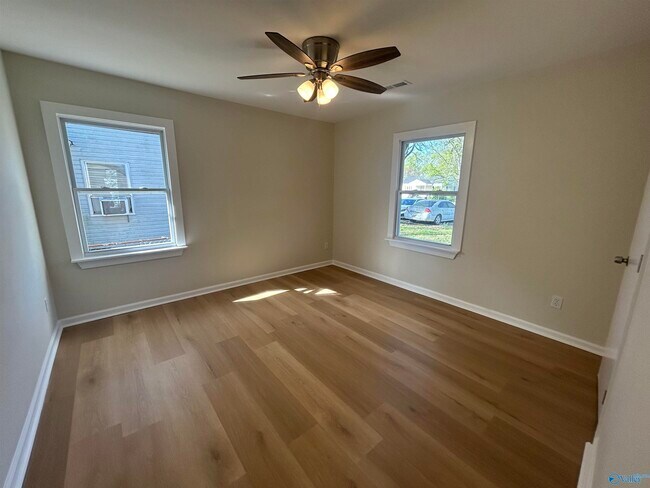 Building Photo - 220 8th Ave NW