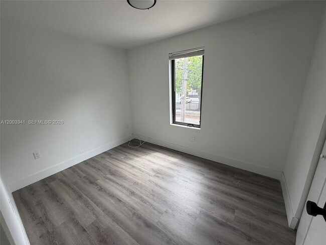 Building Photo - 628 SW 21st Ave