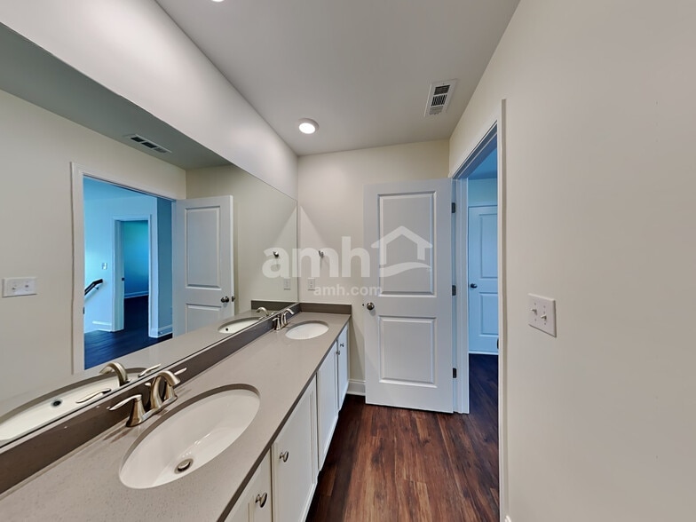 Building Photo - 5232 Valor Dr