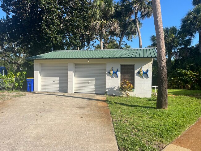 Building Photo - 1110 S Riverside Dr