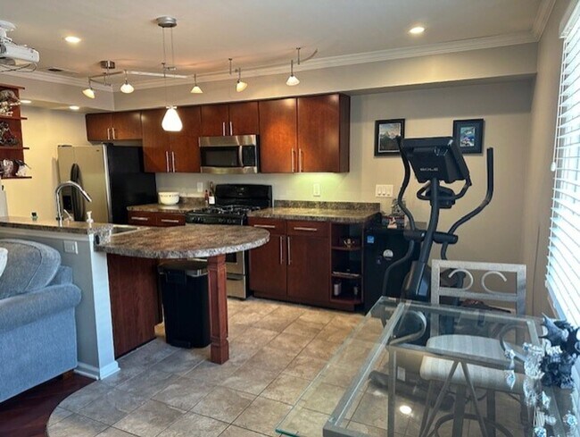 Building Photo - COMING SOON! Attractive Condo, Lots of Upgrades! Walk to UK! W/D, Off-Street Parking