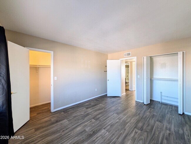 Building Photo - 9228 N 7th Ave