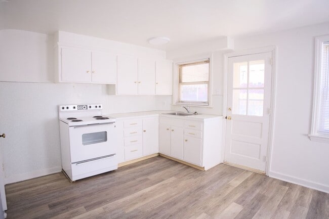 Building Photo - Cute & Cozy Interior Rowhome