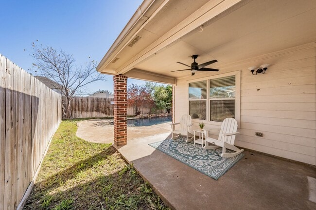 Building Photo - 3bed/2bath Cozy Chic with Backyard Oasis