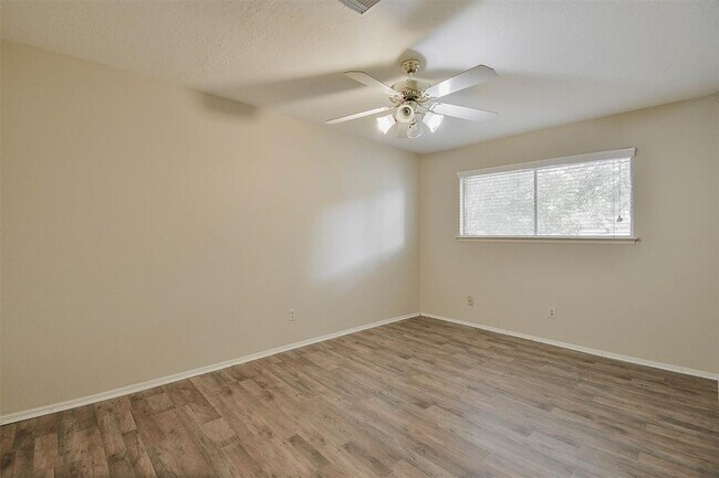 Building Photo - 2915 Valley Rose Dr