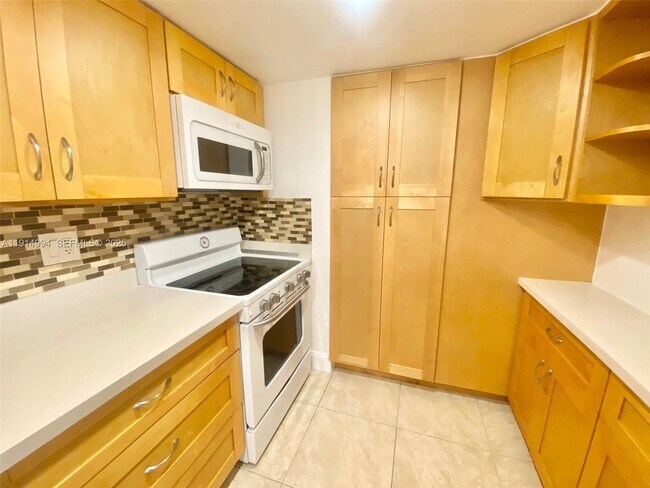 Building Photo - 6568 SW 41st Pl