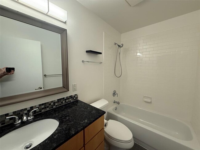 Building Photo - 2200 Dickson Dr