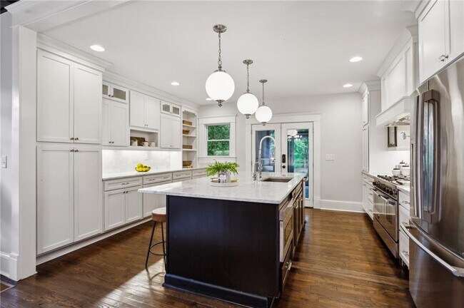 Building Photo - 843 Monroe Dr NE