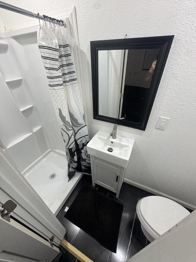 Building Photo - 521 Hoyt St