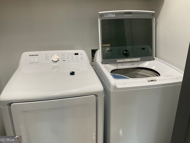 Building Photo - 558 Kenwood Rd