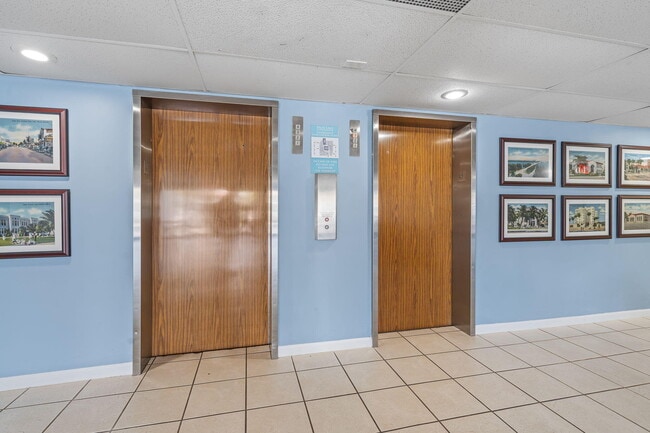 Building Photo - 1502 S Lakeside Dr