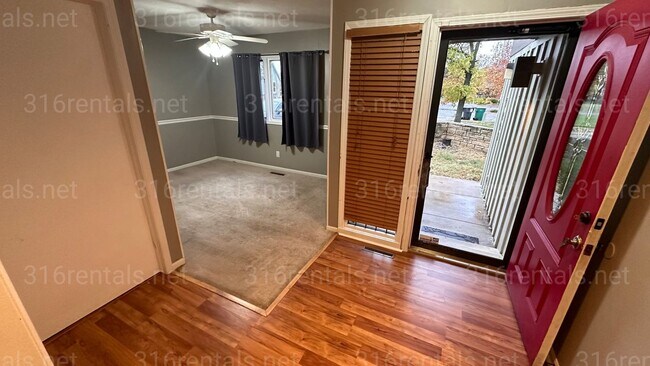 Building Photo - $1590 - 3 bedroom / 2.5 bathroom - Single ...