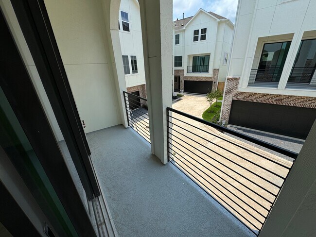 Building Photo - 3013 Hicks St