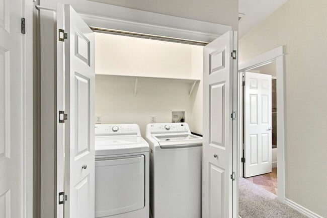 Building Photo - 136 Creekside Village Dr