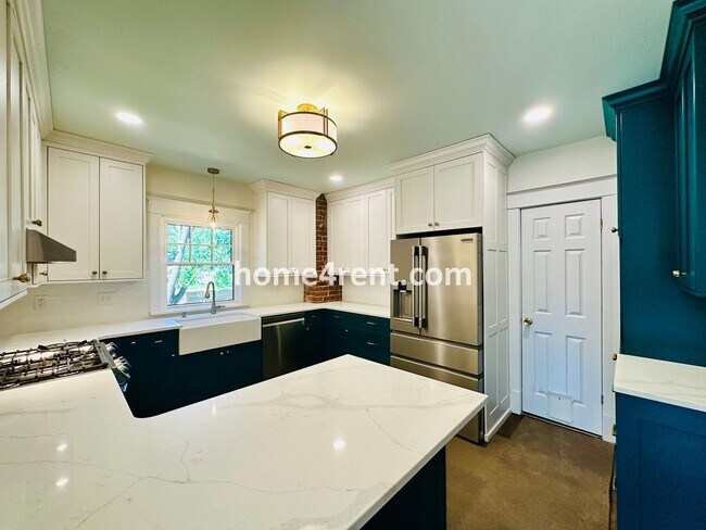 Building Photo - Beautiful, KCMO Home with Historic Charm, Updated Kitchen, Wood Floors and a Fenced Yard!