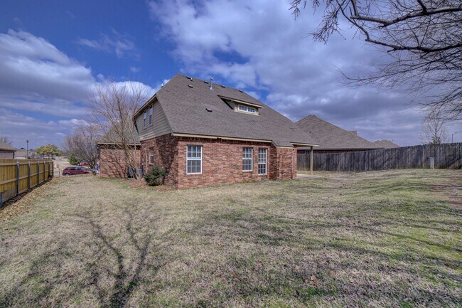 Building Photo - 5 Bed | 2.5 Baths | Broken Arrow