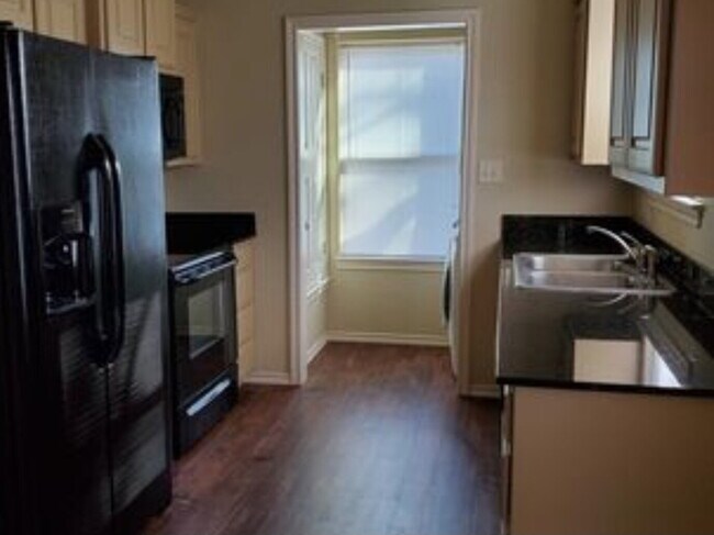 Building Photo - "Spacious 3-Bedroom Duplex with Granite To...