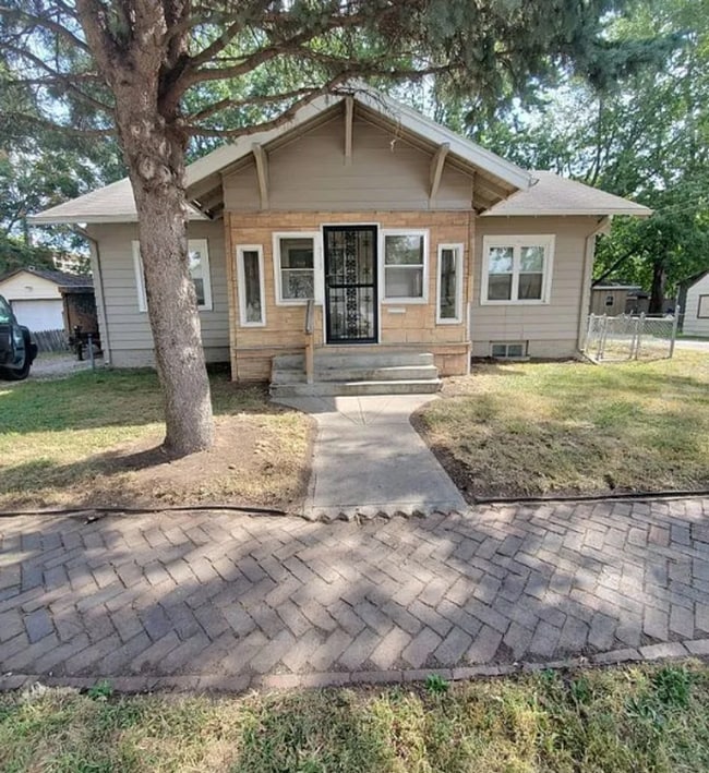 Building Photo - 2 Bedroom Home with Detached Garage, Fenced Yard + Pet Friendly!