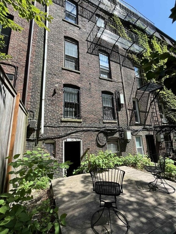Building Photo - 11 Cazenove St